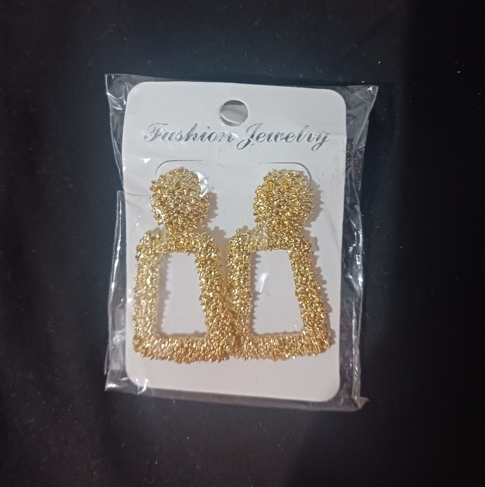 NEW Women fashion mini gold earrings - Picture 2 of 5